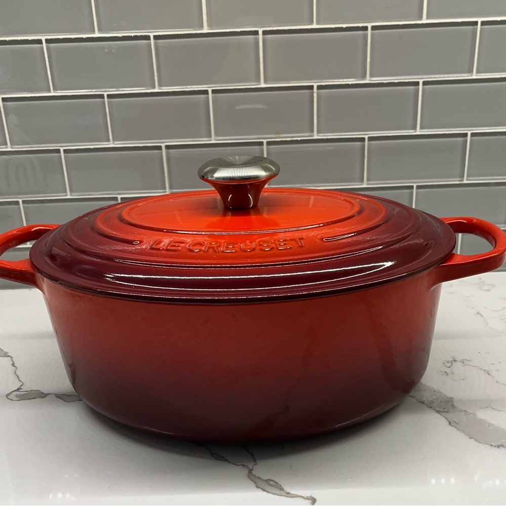 Le Creuset 5 quart oval Dutch oven